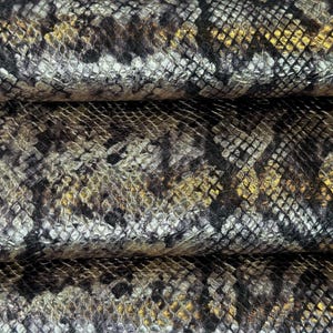Piel de cordero metálica brillante con estampado de serpiente. 3-5 pies cuadrados. Pieles cortadas a láser. Piezas gruesas de 0,9-1,0 mm // 2,25-2,5 oz. SERPIENTE METÁLICA 1540