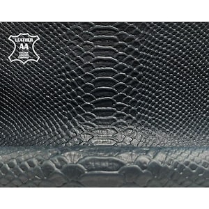 Mörkblå läderskinn med ormtryck // Äkta djurläder // 4 - 5 kvm läderbitar // Ebenholts orm, 1186, 0,5 mm / 1,25 oz