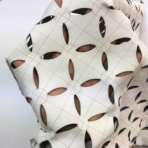 Tessuto in pelle traforata bianca con fiocco di neve, taglio laser, 5 piedi quadrati //0,46-0,56 m2, stile Art Déco geometrico, vera pelle, 2 oz/0,8 mm, GALAXY 801