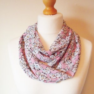 Bufanda de gasa en un precioso diseño floral rosa o melocotón Infinito o recto Impresionante regalo hecho a mano para ella Ligero y brillante, Primavera Verano