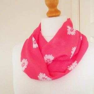 Bufanda floral de gasa en un brillante color rosa coral y flores blancas. Impresionante regalo perfecto hecho a mano. Corte infinito o recto, ligero. Día de la Madre.