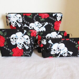 Estuche con cremallera - Neceser / Neceser / Monedero o Estuche para lápices hecho de tela de algodón Black Skulls & Roses con tirador de cremallera