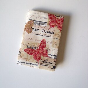 Portapassaporto in cotone / Portadocumenti da viaggio con motivo a cartolina Farfalle e francobolli in tessuto beige con farfalle rosse e oro - Fatto a mano