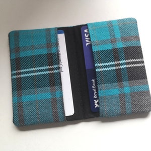 Funda para pasaporte o tarjetero de tartán en efecto lana, turquesa, azul, gris y negro, tela escocesa con blanco y azul, hecha a mano en Escocia