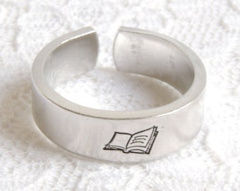 Anello a forma di libro, anelli carini, gioielli a forma di libro, gioielli per scrittori, gioielli per autori, anello geek, nerd, amante dei libri, regali letterari, regali per club di lettura