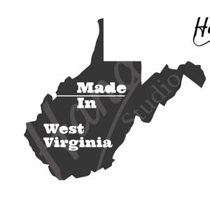 Peut inclure: Silhouette noire et blanche de l'état de Virginie-Occidentale avec le texte "Made In West Virginia" à l'intérieur du contour de l'état.