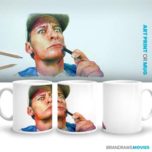 Puede incluir: Una taza de cerámica blanca con una ilustración colorida de un hombre con un lápiz en la boca. El hombre lleva una camisa azul y una gorra de béisbol. La taza es un gran regalo para los amantes del arte.