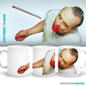Puede incluir: Taza de cerámica blanca con una impresión artística gráfica de una persona con lápiz labial rojo y un lápiz. La impresión artística también está disponible como póster. El texto "ART PRINT OR MUG" está impreso en el lado izquierdo. El nombre del artista está impreso en la parte inferior.