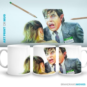 Puede incluir: Una taza de cerámica blanca con una ilustración colorida de una escena de la película 'The Lost Boys'. La ilustración presenta a un joven con colmillos y una etiqueta de nombre que dice 'Hola, Todd Howard'.