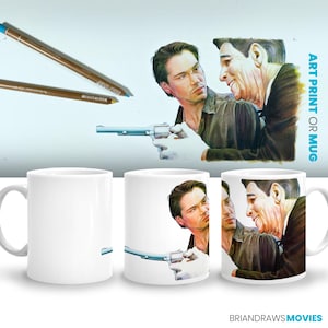 Peut inclure: Une tasse en céramique blanche avec une illustration colorée de deux hommes, l'un tenant une arme à feu, imprimée sur le devant. Le texte "ART PRINT OR MUG" est imprimé sur le côté droit de l'image. Le texte "BRIANDRAWSMOVIES" est imprimé en bas de l'image.