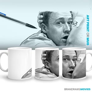 Puede incluir: Dibujo en blanco y negro de un hombre con la mano en la cabeza, con aspecto de sorpresa. El hombre lleva una camisa blanca y tiene una etiqueta con el texto "Hola, soy Bob" en el brazo. El dibujo está en una taza blanca.
