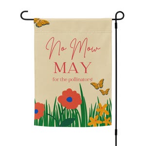 Puede incluir: Una bandera de jardín beige con el texto "No Mow May for the pollinators!" en letras rosas y negras. La bandera presenta un borde de hierba verde con flores rojas y amarillas y mariposas naranjas.