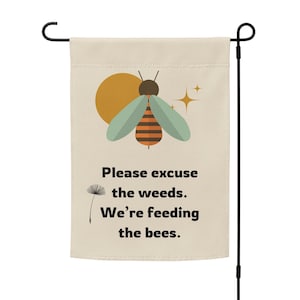 Bandiera da giardino "Per favore scusate le erbacce che stiamo dando da mangiare alle api" / bandiera "Salviamo le api" / decorazione per portico con impollinatore bifacciale / asta non inclusa