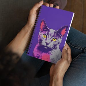 Fioletowy i szary spiralny notes z kotem | notes z kotem | szkicownik z kotem | szary dziennik z kotem | prezent dla miłośnika kotów | szary notatnik z kotem