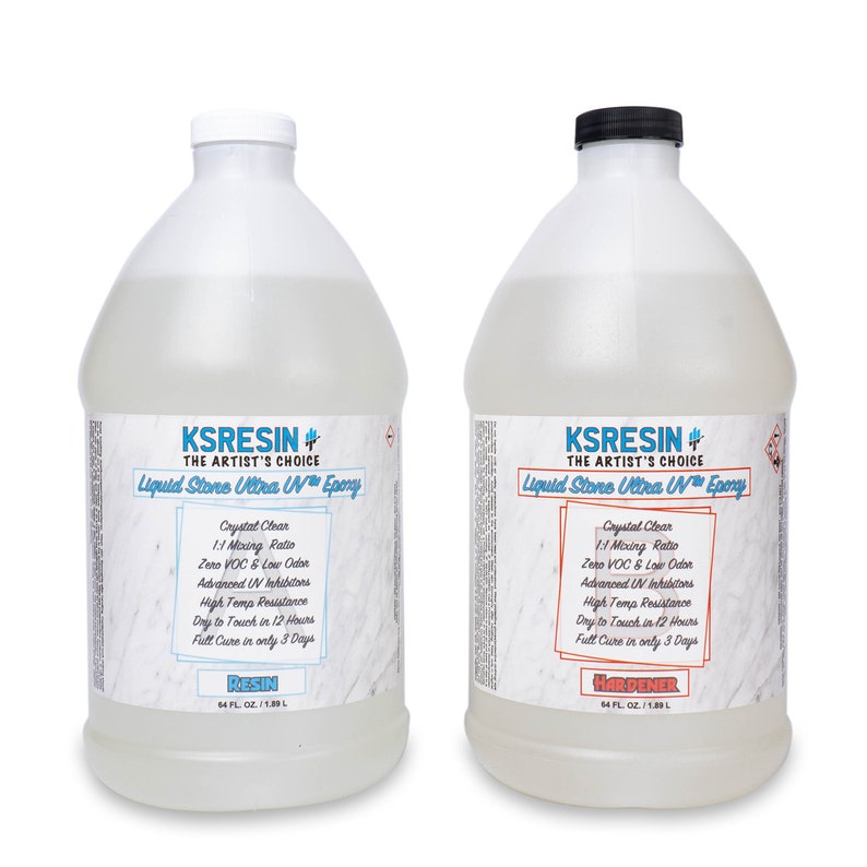 以下が含まれることがあります： 「KSRESIN+ The Artist's Choice Liquid Stone Ultra UV Epoxy」とラベル付けされた透明なプラスチックボトル2本。1本は「Resin」、もう1本は「Hardener」とラベル付けされています。両方のボトルは64 fl oz（1.89 L）です。