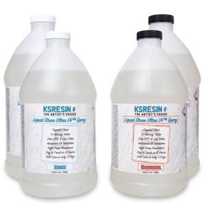 以下が含まれることがあります： KRESIN+ Liquid Stone Ultra UV エポキシ樹脂と硬化剤が入った透明なプラスチックボトルが4本。ボトルには製品名、混合比、その他の情報が記載されています。各ボトルには64液量オンス（1.89リットル）が入っています。
