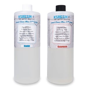 以下が含まれることがあります： 「KSRESIN THE ARTIST'S CHOICE Liquid Stone Ultra UV&trade; Epoxy」とラベル付けされた透明なプラスチックボトル2本。1本のボトルには「RESIN」、もう1本のボトルには「HARDENER」とラベル付けされています。両方のボトルは1:1の混合比で、VOCフリーで低臭、高度なUV阻害剤、高温耐性、12時間で触れることができ、3日で完全に硬化します。