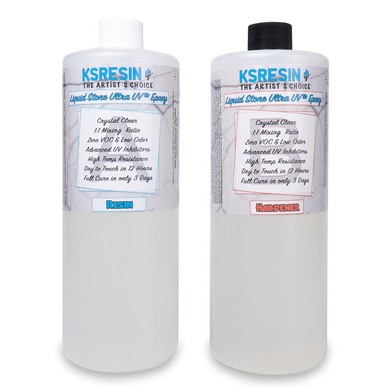 以下が含まれることがあります： 「KSRESIN THE ARTIST'S CHOICE Liquid Stone Ultra UV&trade; Epoxy」とラベル付けされた透明なプラスチックボトル2本。1本のボトルには「RESIN」、もう1本のボトルには「HARDENER」とラベル付けされています。両方のボトルは1:1の混合比で、VOCフリーで低臭、高度なUV阻害剤、高温耐性、12時間で触れることができ、3日で完全に硬化します。