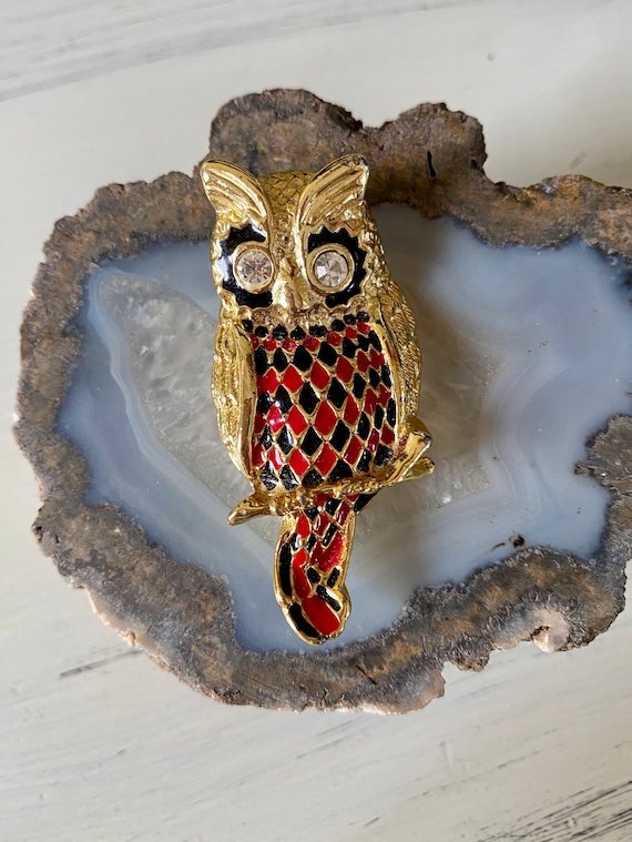 1990s vintage brass owl brooch with rhinestone ey… - image 1