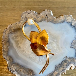 1960s vintage gold leaf brooch with glass pearl - vintage brooch - retro - mid-century