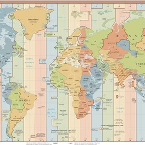 Puede incluir: Un mapa del mundo que muestra las zonas horarias estándar, con cada zona representada por una banda vertical de color. El mapa está dividido en 24 zonas horarias, con la línea de cambio de fecha que atraviesa el Océano Pacífico. El mapa también muestra las ubicaciones de las principales ciudades y países.