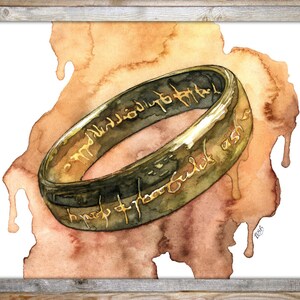 K&ouml;nnte beinhalten: Ein Aquarellbild eines goldenen Rings mit einer Inschrift in einer alten Sprache. Der Ring liegt auf einem braunen Hintergrund mit Farbtropfen.