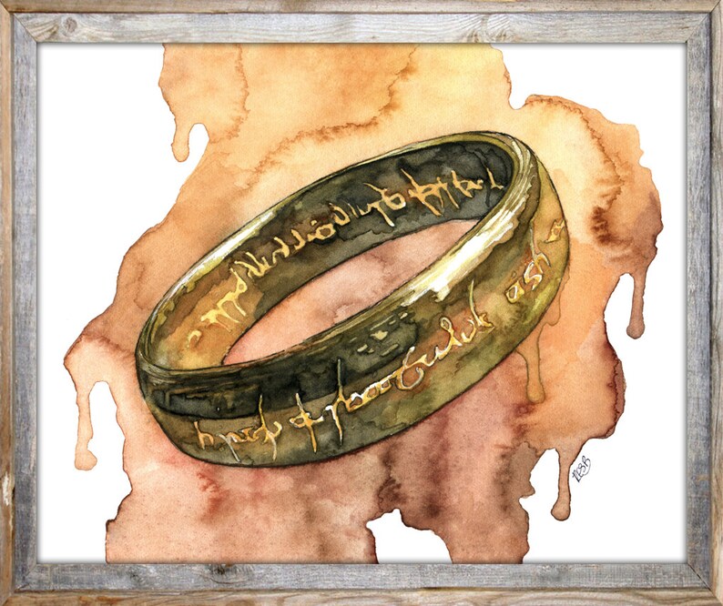 K&ouml;nnte beinhalten: Ein Aquarellbild eines goldenen Rings mit einer Inschrift in einer alten Sprache. Der Ring liegt auf einem braunen Hintergrund mit Farbtropfen.