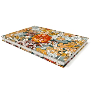DOT GRID-anteckningsbok. Ligger platt med punkterade sidor plus en ficka. LUCY
