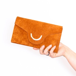 Cartera de mano estilo sobre estilo hippie bohemio Normcore de piel de ante color marrón caramelo tostado años 70 en color siena tostado y monocromático plateado
