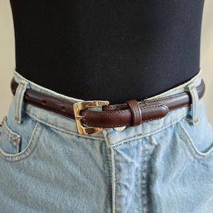 VINTAGE 90s Dark Brown Burgundy Skinny Leather Chic Gold Buckle Belt || Size M - 27.5 to 31.5&quot;
