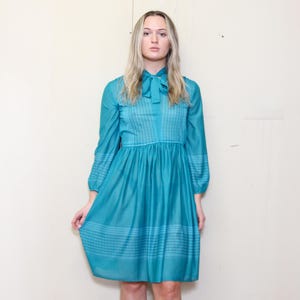 VINTAGE jaren 60 jaren 70 schattig blauwgroen blauw KUT strikje secretaresse pied-de-poule jurk tot aan knielengte doorschijnende papieren zakdoekje BABYDOLL-jurk 10 s M