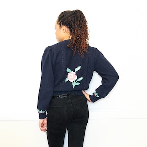 VINTAGE 80er Jahre Marine Blau Rosa Frühling FLORAL Bestickte Handgestrickte Ostern Strickjacke Button Up Pullover Blouson Puff Ärmel || S M
