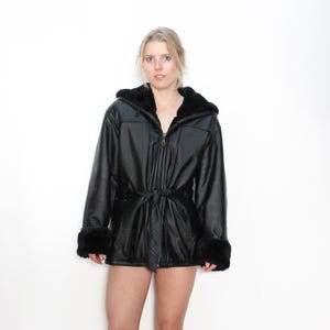 WILSONS VINTAGE des années 90 en cuir noir doux et doux à capuche en peau de mouton retournée doublée de fausse fourrure zippée ceinturé manteau de moto || H