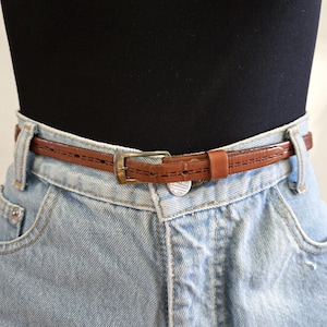 VINTAGE 70s Brown Skinny Leather Black Stripe Western Hippie Boho Belt || Fits 24.5 to 28