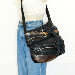 VINTAGE 80er Einzigartig Abstrakt Funky Schwarz Leder Gestreift Ruche Quaste Fransen Große Geräumige Umhängetasche Crossbody Geldbörse Tote Normcore Punk