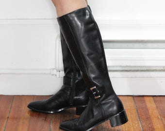 VINTAGE 90s Black Leather KNEE HIGH Silver Buckle Grommet Hardware Low Stacked Heel Minimimalist Boot || Size 7 M