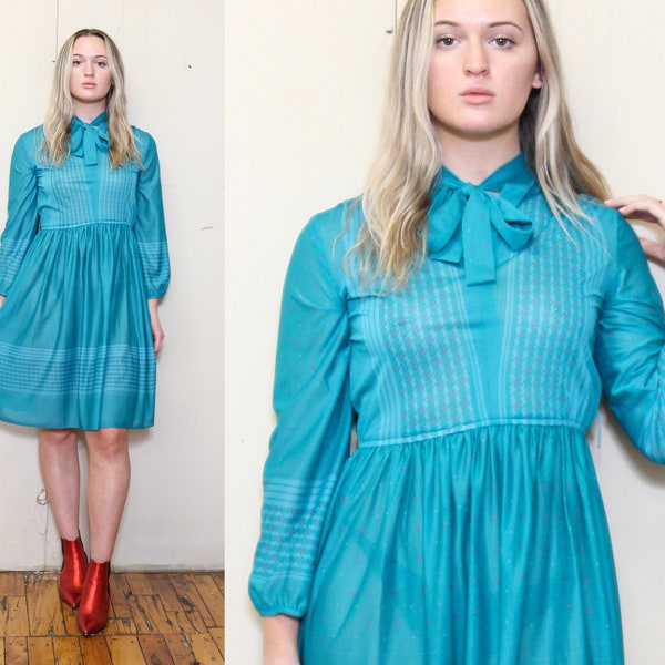 VINTAGE 60s 70s Adorable Teal Blue PUSSYBOW Secretary Houndstooth Knee Length Sheer Tissue Paper Blouson Pouffy Sleeve BABYDOLL Dress 10 S M