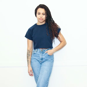 VINTAGE 90s Simple Plain Navy Blue DIY Short Sleeve Cropped Cotton Hanes Crewneck Sweatshirt Athleisure Activewear || S