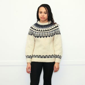 VINTAGE 80s 90s Ivory Off White Blue WOOL Icelandic Nordic Chunky Knit Handmade Cozy Winter Sweater || Size S