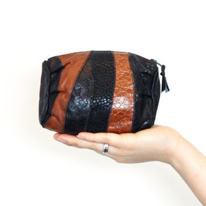 VINTAGE 80er Jahre Schwarz & Braun Leder ABSTRAKT Patchwork Quilt Gestreift Block Kleine Geldbörse Brieftasche Reißverschluss Beutel Slouchy Normcore Streetstyle