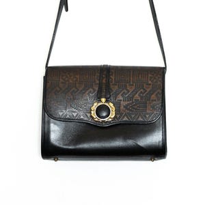 VINTAGE 80er 90er Schwarz Bronze Aztek Abstrakt Geprägter Druck Große STRUKTURELLE Schulter Geldbörse Crossbody Bag Gold Medallion Verstellbar schick