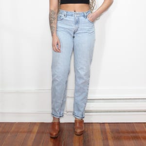 VINTAGE 90s Blue Light Wash Faded Distressed Denim Cotton High Waist Mom Style Jeans Relaxed Tapered Leg Pants || Size 8 L