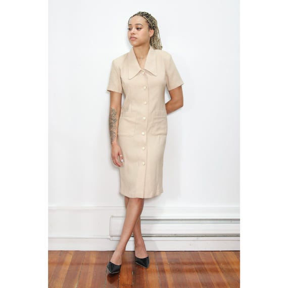 VINTAGE 70s 80s Beige Tan BUTTON UP Large Collar Straight Fit Open Hip Pockets Knee Length Dress || Minimalist Style S