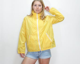 Chaqueta impermeable con cuello alto, cremallera y cordón ajustable, estilo vintage años 70, color amarillo brillante, translúcida, resistente al agua // Talla S/M