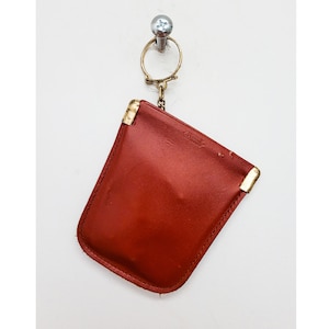 Monedero sencillo con llavero y herrajes dorados de piel color burdeos y rojo de los años 70 y 80, estilo Normcore Chic, con cierre mini
