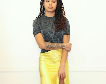 VINTAGE 80s SILK Metallic Silver Glitter SPARKLE Crewneck Knit Short Sleeve Blouse Top || Minimalism Size M