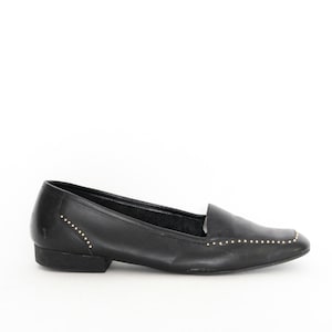 VINTAGE 90-tals svarta guldnitar med smörliknande mjukt läder, fyrkantig tå, låg klack, platta loafers, toffels, slip-ons, rockerchic, edgy grunge, goth, storlek 8.5