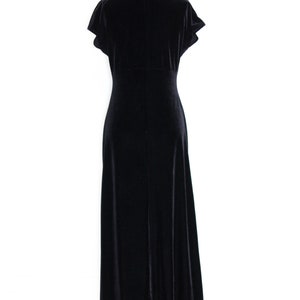 Puede incluir: Un vestido maxi de terciopelo negro con mangas cortas y escote en V. El vestido tiene un corpi&ntilde;o ajustado y una falda fluida.