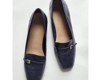 Mocasines Enzo Angiolini de piel suave con hebilla plateada, color azul marino, años 90, estilo minimalista, 8,5 m