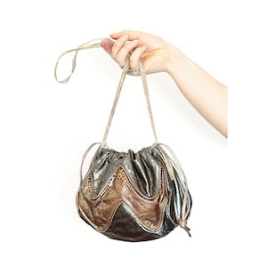 Bolso bandolera de piel de serpiente con estampado de reptil y chevron abstracto único con cordón ajustable estilo años 80 en bronce y oro
